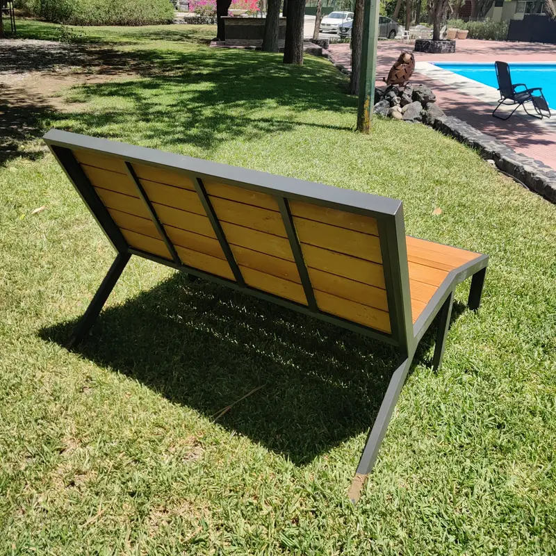 Camastro doble visto por detrás en un jardín, con una alberca al fondo