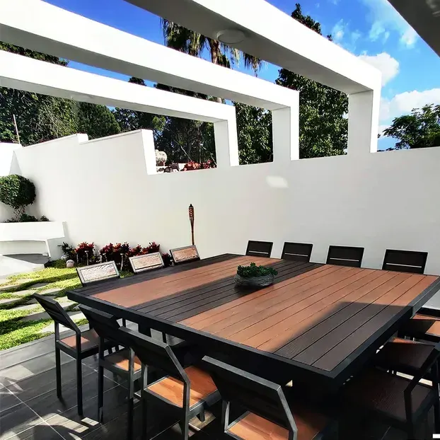 Comedor Mishka Garden para doce personas en una terraza