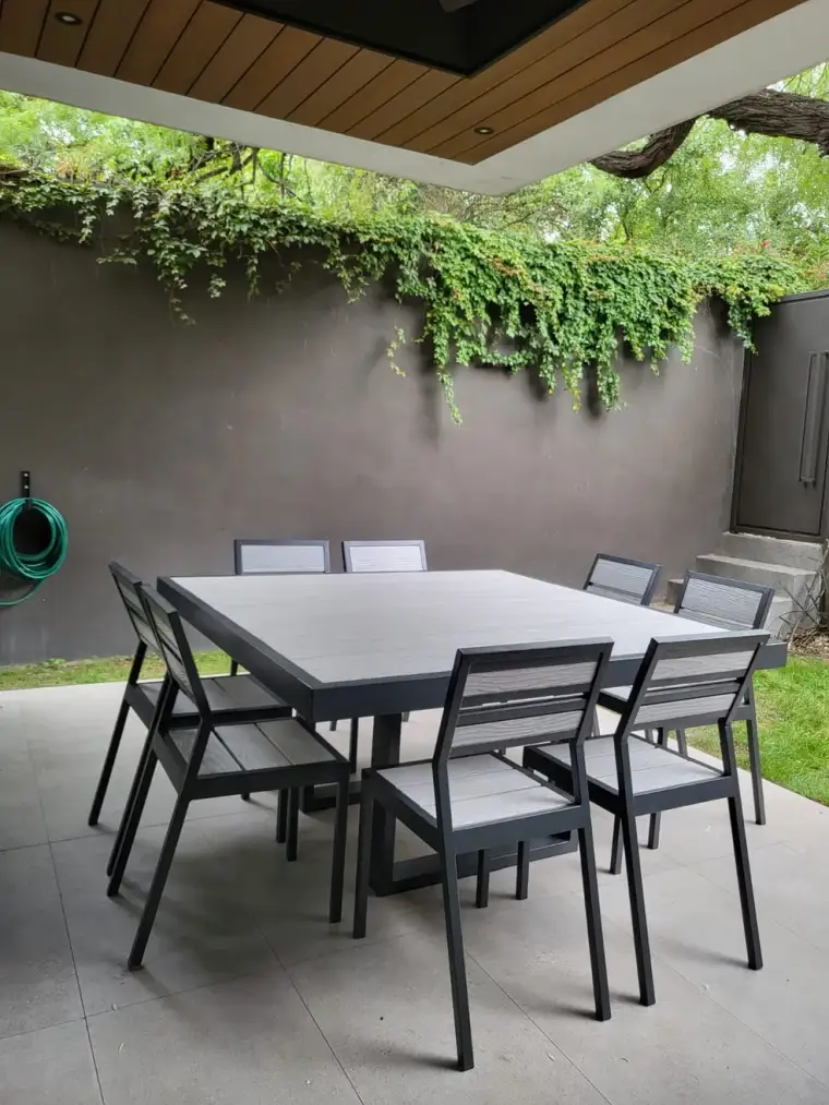 Comedor de exterior Mishka Garden en un patio con enredadera