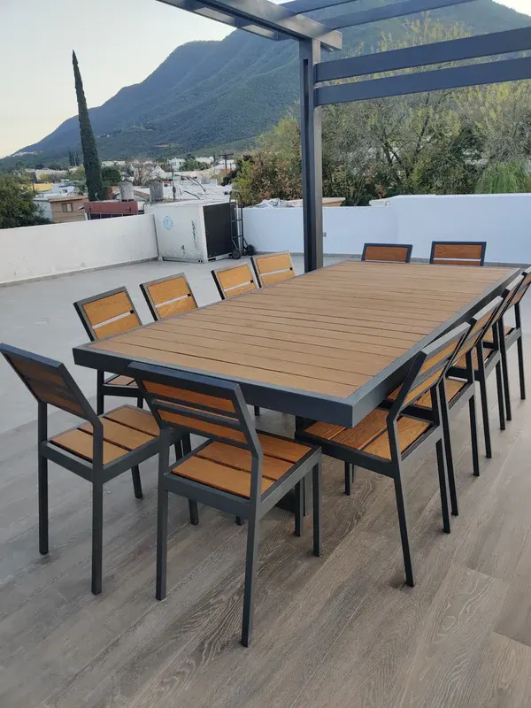 Comedor Magnolia en una terraza con vista a la montaña