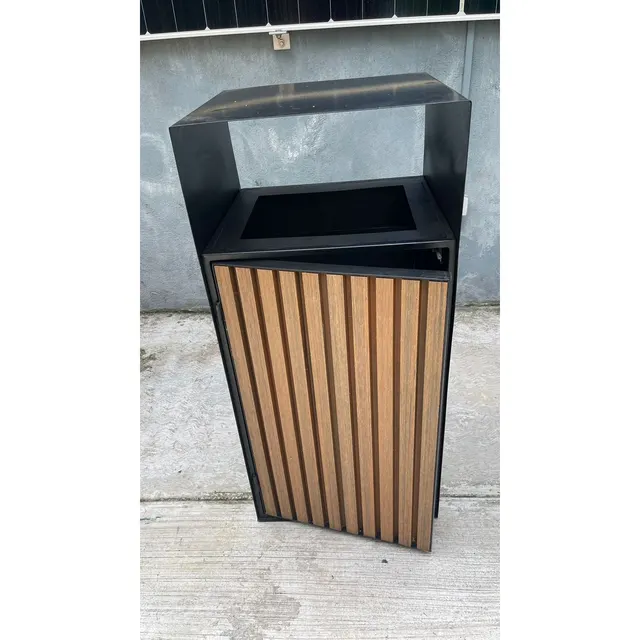 Basurero vertical de acero oscuro con techo y un frente de tablillas verticales con apariencia de madera
