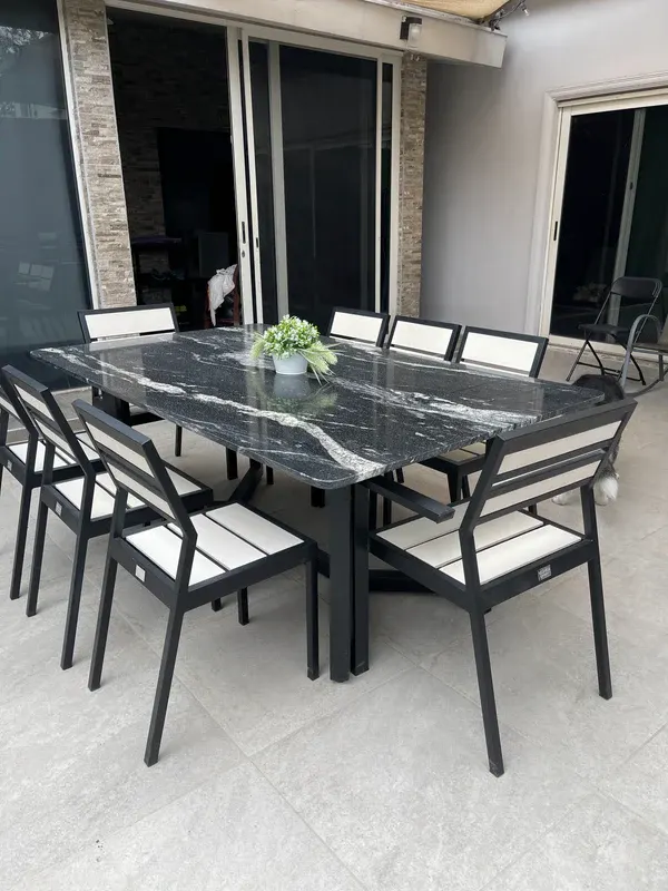 Silla con antebrazos Mishka Garden en una terraza